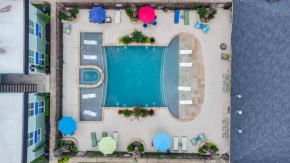 Luxury King w/Resort-style Pool, Wi-Fi & Parking